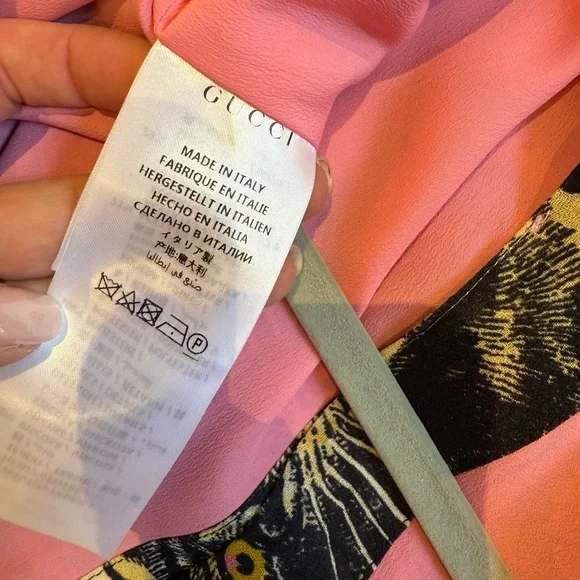 Gucci Tiger Print Dress

Length-46 inches

Bust - 18 inches 

Waist -15 inches - Picture 7 of 7